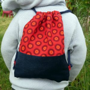 Kita-Turnbeutel für Kinder | Kordel-Rucksack für Kinder | ShweShwe Rot mit Jeans
